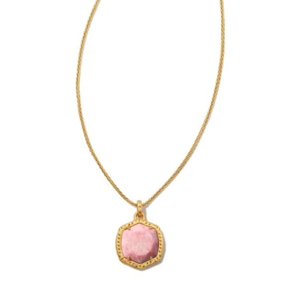 NWT Kendra Scott Davis 18k gold Etch Frame Pendant Necklace, Pink Thulite